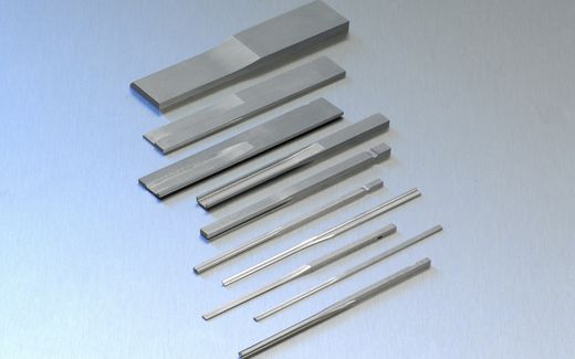 Feine Flachstäbe und dünne Rundstäbe aus Stahl, nach Länge gestaffelt.