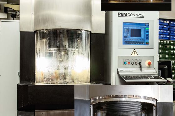 PEMTec Anlage für elektrochemisches Abtragen mit PEMCONTROL Steuerschrank im Fertigungsbereich.
